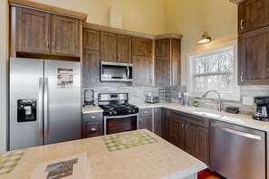 冷蔵庫、電子レンジ、オーブン、コンロ