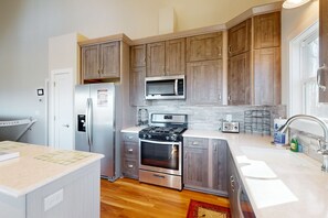 Geladeira, micro-ondas, fogão, cooktop