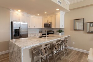 Réfrigérateur, four à micro-ondes, un four, surface de cuisson