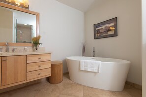 Bruser, hårtørrer, håndklæder