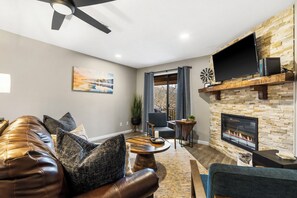 スマートテレビ、暖炉、書庫、PC モニター