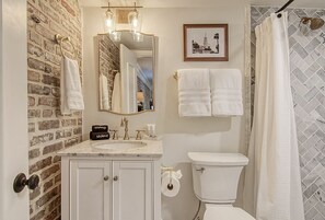 Dusche, Haartrockner, Handtücher, Toilettenpapier
