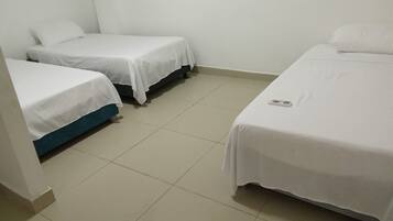 Espacio para trabajar con laptop y cortinas blackout