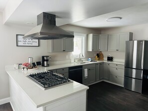 Kjøleskap, mikrobølgeovn, ovn og kokeplater