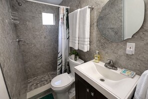Sèche-cheveux, serviettes fournies, savon, papier toilette