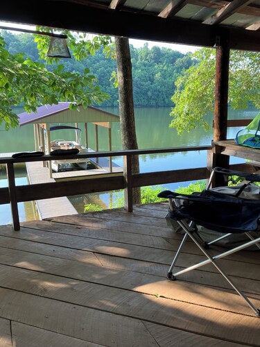 Cozy Waterfront 1-bedroom with WiFi and AC in charming Harriman