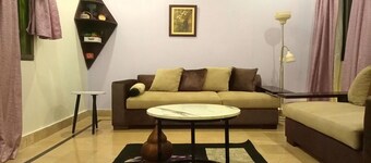 Entire 2-bedroom house with WiFi and Parking