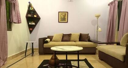 Entire 2-bedroom house with WiFi and Parking