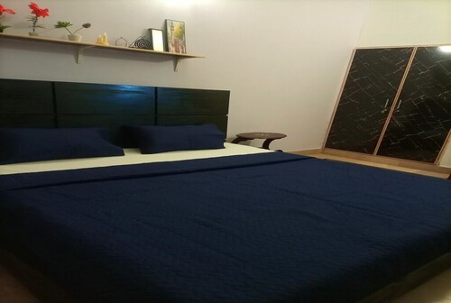 Entire 2-bedroom house with WiFi and Parking