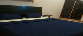 Entire 2-bedroom house with WiFi and Parking