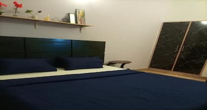 Entire 2-bedroom house with WiFi and Parking