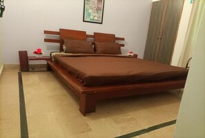 2 bedrooms, iron/ironing board, WiFi, bed sheets - Entire 2-bedroom house with WiFi and Parking (Karachi)