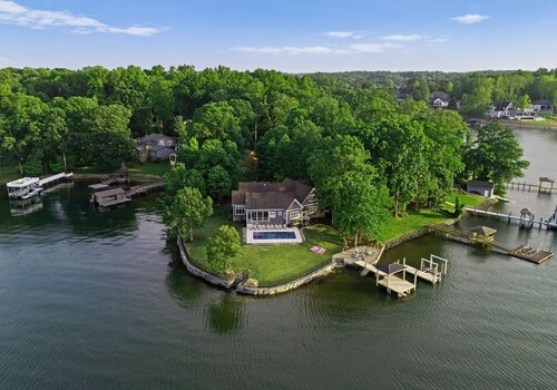 Beautiful 5 Bedroom Lake-Front Home with Heated Saltwater Pool, Spa, and Dock