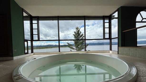 Indoor spa tub - Hotel Refugio el Santuario - Comfacundi (Fúquene)