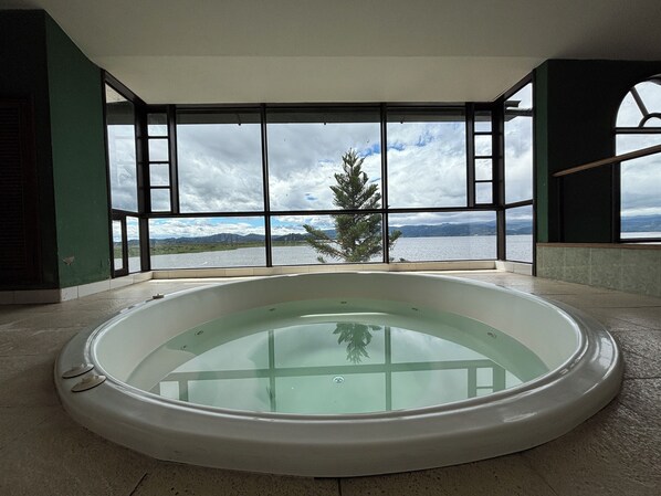 Indoor spa tub - Hotel Refugio el Santuario - Comfacundi (Fúquene)