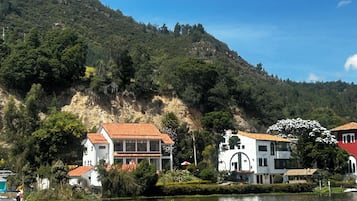 Vista frontal de la propiedad