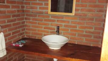 Habitación triple familiar, vista a la montaña | Baño | Regadera, toallas, jabón, shampoo