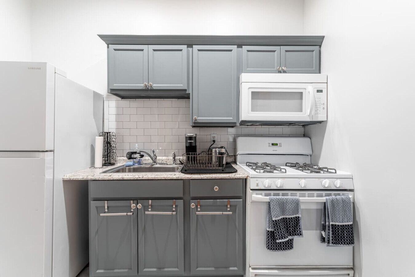 Réfrigérateur, micro-ondes, four, plaque de cuisson