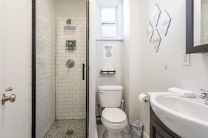 Shower, hair dryer - Charming 2BR-1BA-6 Beds | NYC | MetLife 15 min (Bayonne)
