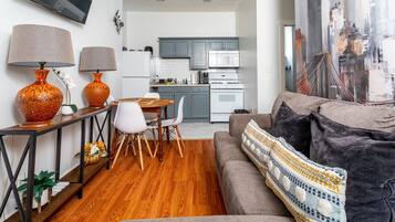 Een televisie en boeken