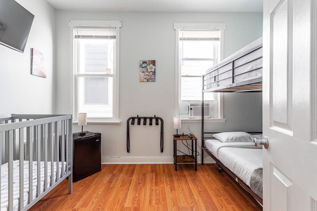 2 slaapkamers, een bureau, een strijkplank/strijkijzer, reisbedje