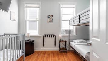 2 slaapkamers, een bureau, een strijkplank/strijkijzer, reisbedje