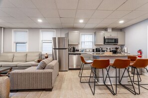 Fridge, microwave, oven, stovetop - Grand 9BR (25 Beds) | NYC Access + Free Parking (Bayonne)