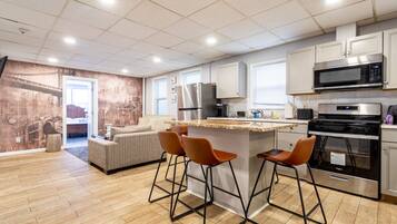 Kjøleskap, mikrobølgeovn, ovn og kokeplater