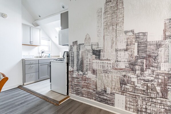 Fridge, microwave, oven, stovetop - Grand Mansion 9BR-5BA-25Beds | MetLife-NYC-Parking (Bayonne)