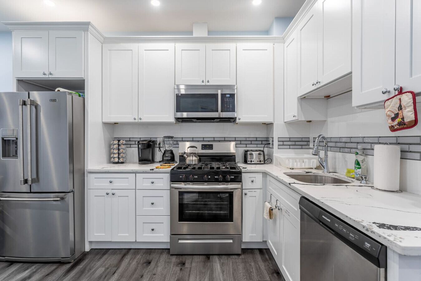 Réfrigérateur, four à micro-ondes, un four, surface de cuisson