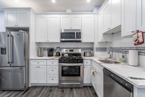 Refrigerador, microondas, horno y parrilla de estufa 