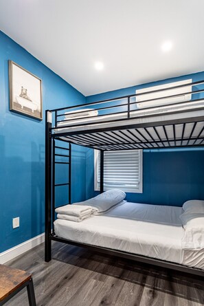 4 Schlafzimmer, Schreibtisch, Bügeleisen/Bügelbrett, Reisekinderbett