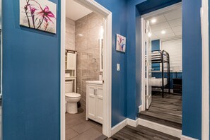 4 habitaciones, escritorio y tabla de planchar con plancha 