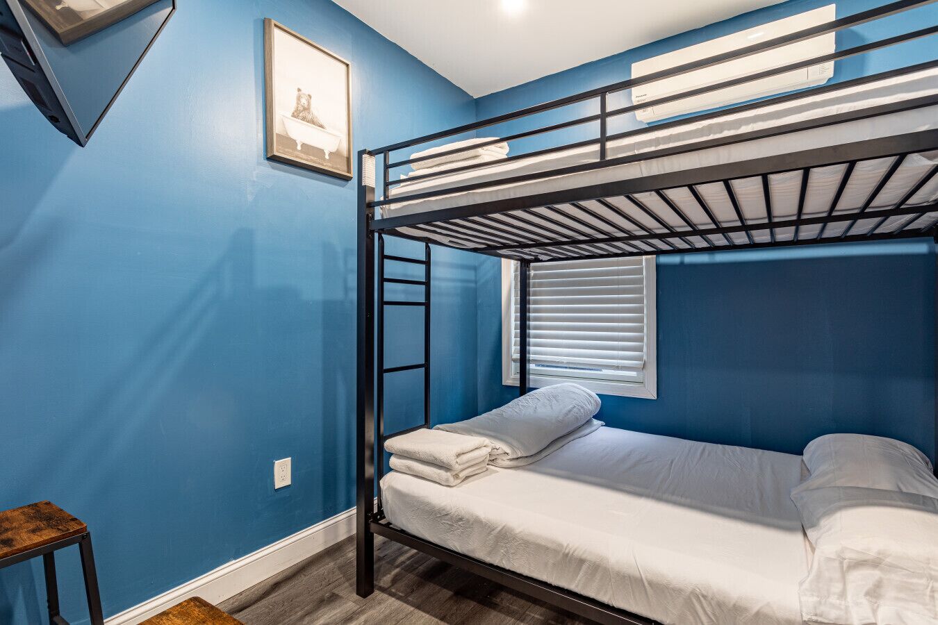 4 habitaciones, escritorio y tabla de planchar con plancha 