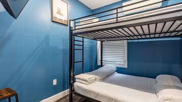 4 habitaciones, escritorio y tabla de planchar con plancha