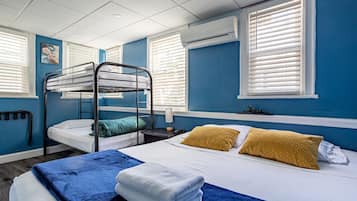 4 habitaciones, escritorio y tabla de planchar con plancha