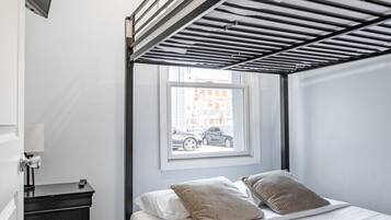 4 室のベッドルーム、デスク、アイロン / アイロン台、旅行用ベビーベッド