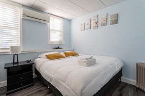 4 habitaciones, escritorio y tabla de planchar con plancha 