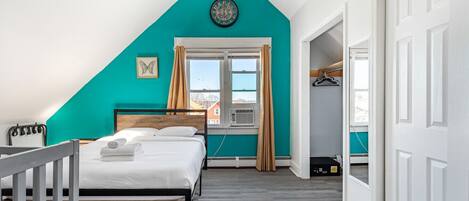 4 bedrooms, desk, iron/ironing board, travel cot