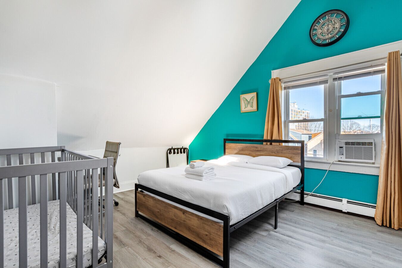 4 chambres, bureau, fer et planche à repasser, lit de bébé portatif