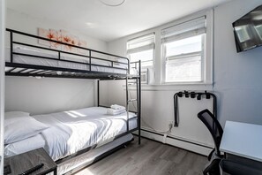 4 Schlafzimmer, Schreibtisch, Bügeleisen/Bügelbrett, Reisekinderbett
