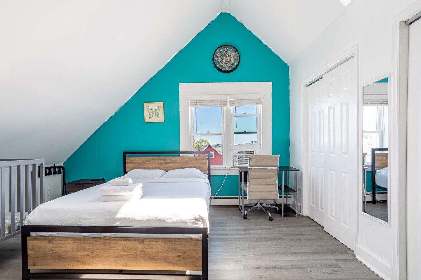 4 slaapkamers, een bureau, een strijkplank/strijkijzer, reisbedje