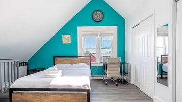 4 slaapkamers, een bureau, een strijkplank/strijkijzer, reisbedje