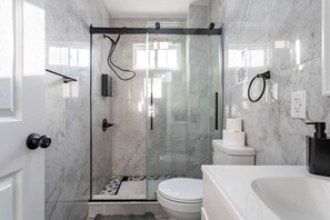 Hair dryer - The Modern 4BR – Near NYC, Free Parking, Sleeps 12 (Bayonne)