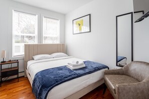 4 makuuhuonetta, työpöytä, silitysrauta/-lauta, Wi-Fi