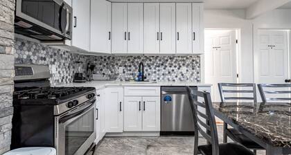 The Modern 4BR – Near NYC, Free Parking, Sleeps 12