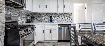 The Modern 4BR – Near NYC, Free Parking, Sleeps 12