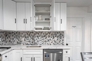 Jääkaappi, mikroaaltouuni, uuni, liesi