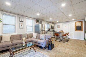 TV - Updated 3BR (9 Beds) | Walk to NYC Transit (Bayonne)