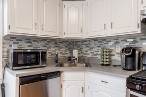 Fridge, microwave, oven, stovetop - Deluxe 4BR Duplex | Sleeps 16+ | Near NYC (Bayonne)